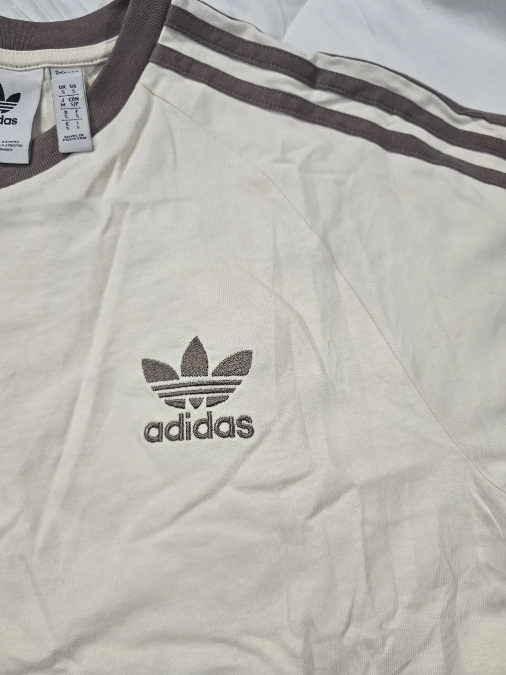 adidas Men's Cream Short-Sleeve Tee with Brown Accents. Size Small